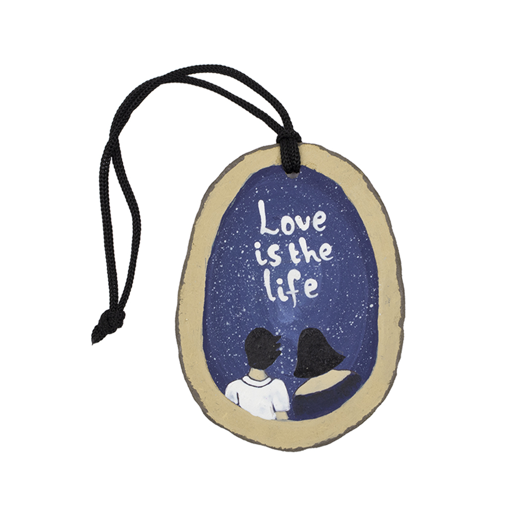 ميدالية خشبية برسم يدوي بعبارة LOVE IS THE LIFE