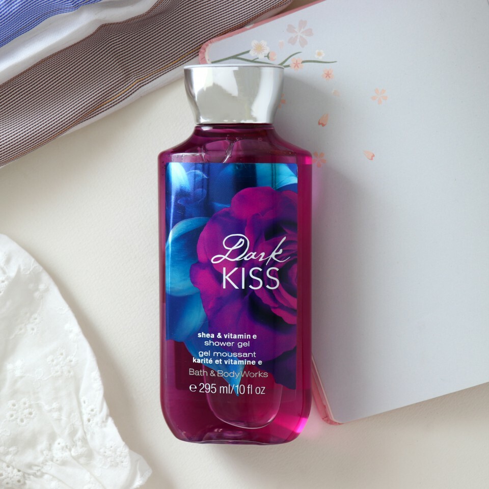 باث اند بودي ووركس جل استحمام Dark Kiss - سعة 295 مل